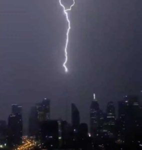Read more about the article (Watch) Lightning storm hit the CN tower in Toronto