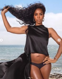 Read more about the article Kelly Rowland reveals her baby’s bump on the cover of Women’s Health magazine.